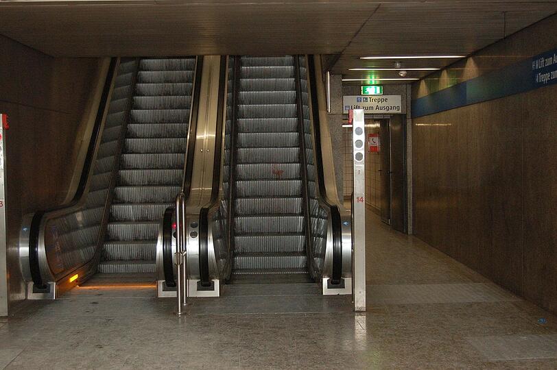 Auf der Rolltreppe zur U Bahnstation Poccistraße in München ist ein Rentner tödlich verunglückt.