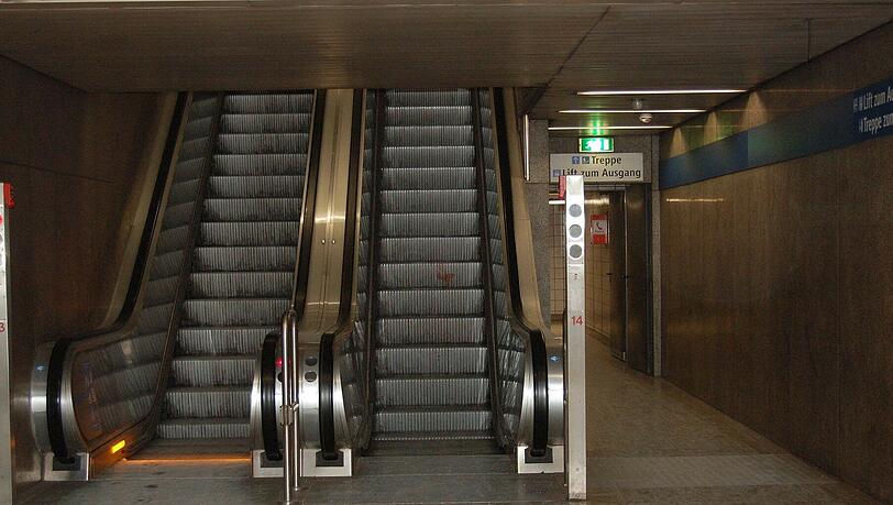 Auf der Rolltreppe zur U Bahnstation Poccistraße in München ist ein Rentner tödlich verunglückt. Auf der Rolltreppe zur U Bahnstation Poccistraße in München ist ein Rentner tödlich verunglückt.