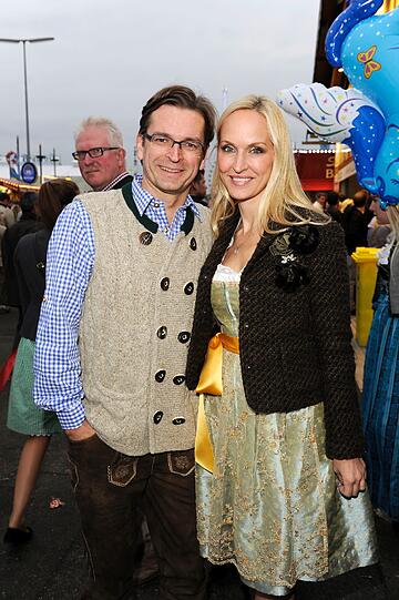 Kare und Dresscoded: Promis feiern in in Hochreiter`s Haxenbraterei auf der Wiesn 2013