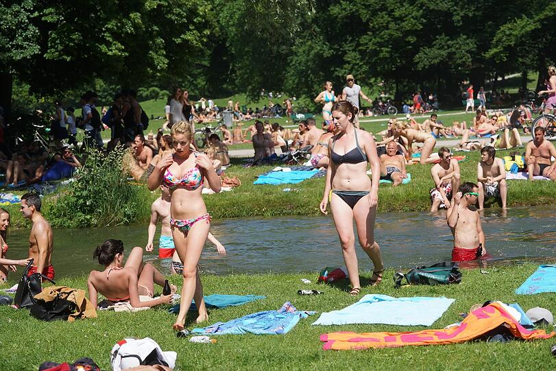 Der Sommer ist da und Münchens Bürger stürmen in den Englischen Garten! Sehen Sie hier die Bilder!