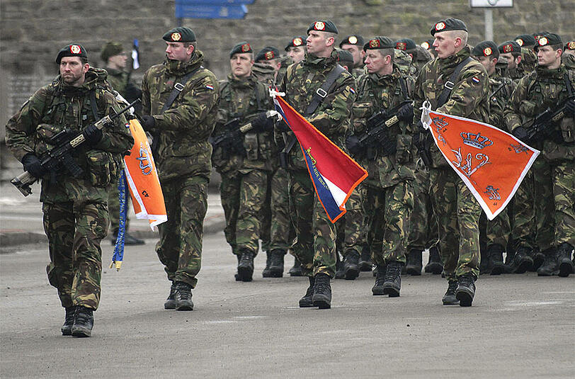 Niederländische Soldaten bei der Nato-Parade.