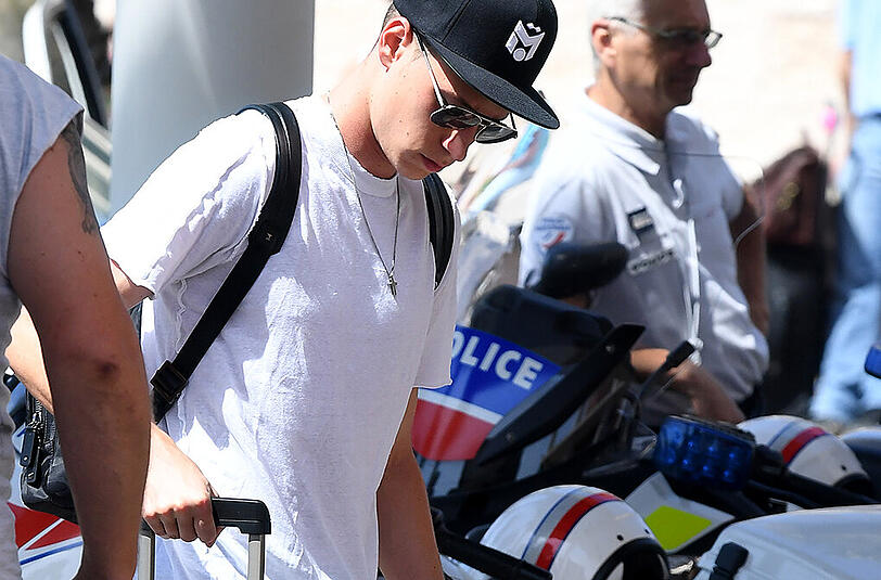 Abflug: Den deutschen Fußball-Nationalspielern - hier Julian Draxler - bleibt nach dem Halbfinal-Aus bei der EM-Endrunde in Frankreich jeweils ein Trostpflaster von 100.000 Euro.