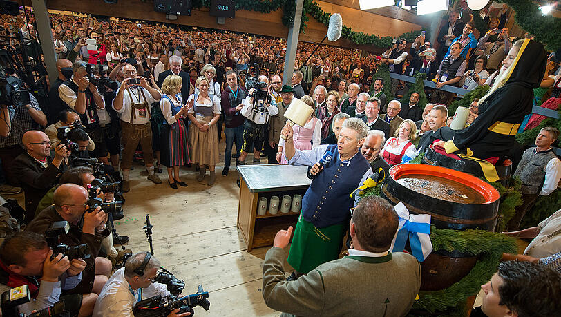 Münchens Oberbürgermeister Dieter Reiter (SPD) zapft im Schottenhamel-Zelt das erste Bierfass an. Münchens Oberbürgermeister Dieter Reiter (SPD) zapft im Schottenhamel-Zelt das erste Bierfass an.
