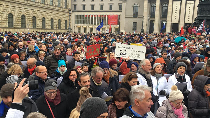 Singen gegen Pegida: Teilnehmer der Kundgebung am Max-Joseph-Platz.