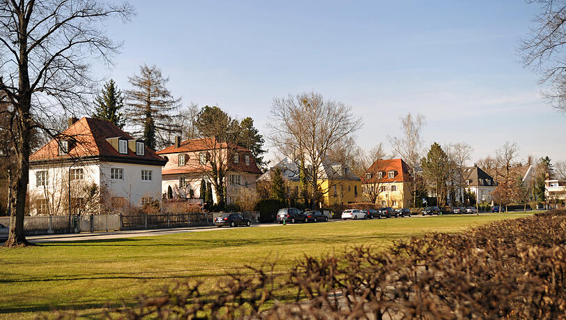 Blick über den Griechenplatz: Im Stadtteil gibt es zahlreiche alte Villen. Blick über den Griechenplatz: Im Stadtteil gibt es zahlreiche alte Villen.