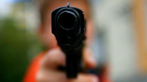 Der Täter bedrohte den 24-Jährigen mit einer Pistole. (Archivbild)