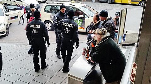 Polizisten bei einer Kontrolle am Hauptbahnhof.