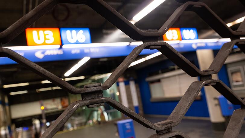 Ein Gitter versperrt während eines Streiks im Nahverkehr eine U-Bahn-Station.
