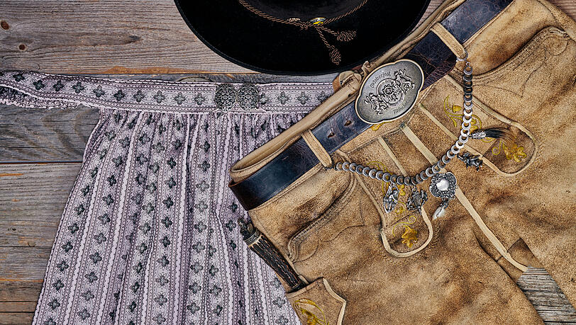 Echtes Dirndl und Lederhose – Tradition statt Touristenlook.