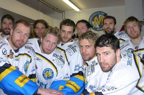 Verwildert-verwegener EHC (v. l.): Mario Jann, Benjamin Barz, Joey Vollmer, David Wrigley, Brandon Dietrich, Martin Schymainski, Austin Wycisk, Dylan Gyori, Mike Kompon.