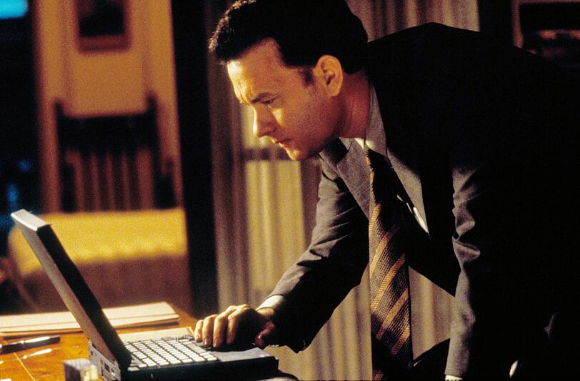 Joe Fox (Tom Hanks) will nur noch kurz die Mails checken. Joe Fox (Tom Hanks) will nur noch kurz die Mails checken.