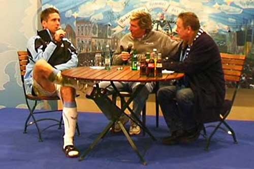 Torben Hoffmann und Superfan Thomas Kaspar (r.) mit Moderator Stefan Schneider