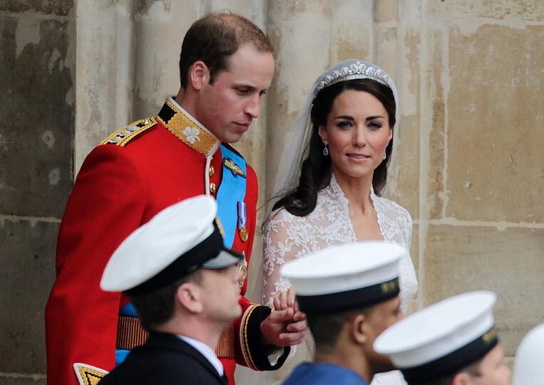 William und Kate kommen nach der Hochzeit aus der Kirche.