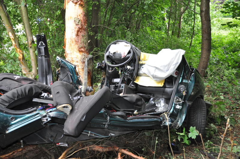 Der Wagen zerschellte an einem Baum - der Fahrer starb an der Unfallstelle.