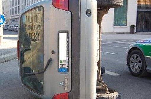 Diesen Kleinwagen brachte ein jugendlicher Fahranfänger bei einem unvorsichtigen Wendemanöver zum Umkippen.