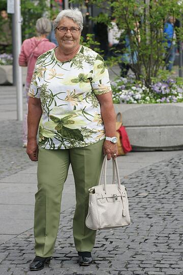 Hilde Burgmeier (78), Rentnerin: &bdquo;Mein Mann hat wenig mitgeholfen im Haushalt. Der hat auch nie gekocht, kein einziges Mal in unserer ganzen Ehe. Aber ihm hat mein Essen immer geschmeckt. Im Haushalt hat er nur was gemacht, wenn ich im Krankenhaus war. Da hat er dann den ganzen Dreck unter den Teppich gekehrt. Wenn ich dann heimgekommen bin, sah&rsquo;s obendrauf immer schön sauber aus. Aber ich musste dann trotzdem erstmal wieder alles sauber machen. Geschimpft hab ich trotzdem nicht, bringt ja nix.&ldquo;