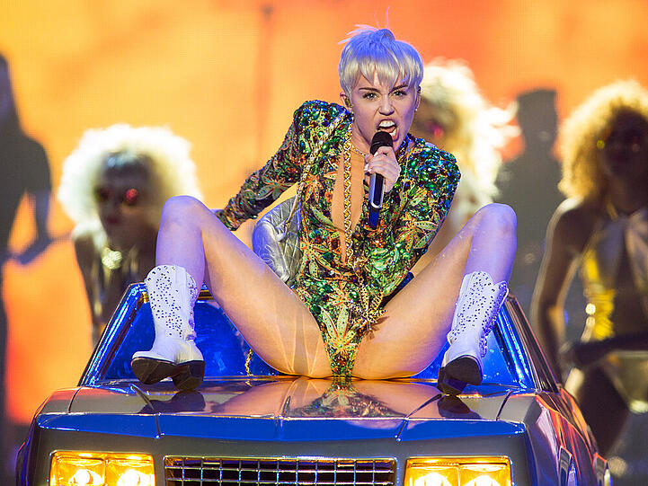 Miley Cyrus lasziv auf ihrer "Bangerz"-Tour