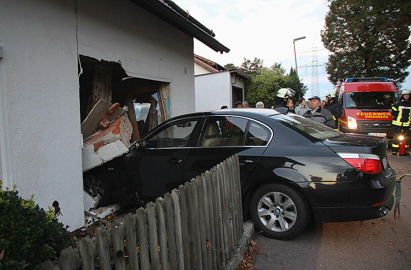 Am Sonntag krachte ein BMW in das Schlafzimmer eines Wohnhauses in Brennberg (Landkreis Regensburg). Die Bilder von der Unfallstelle.