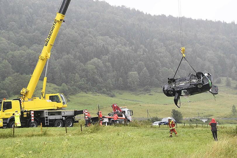 Bei Bayerischzell am Schliersee landet ein Passat kopfüber in einem stark überfluteten Bach. Der Fahrer kann in letzter Sekunde gerettet werden. Die Bilder des Unfalls.
