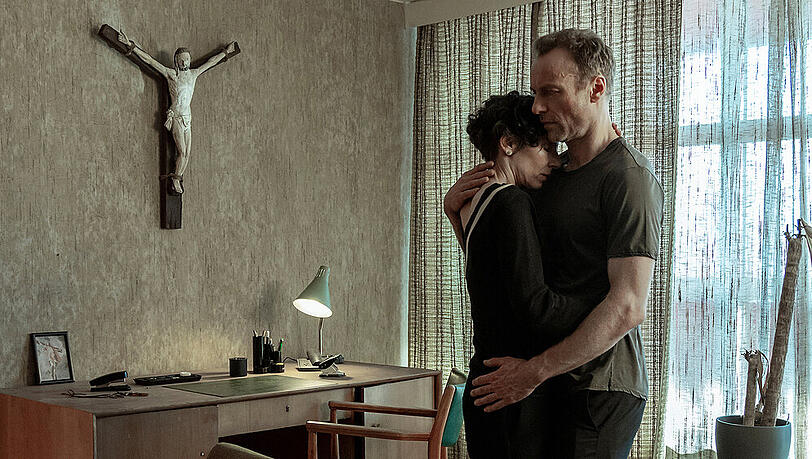 Kommissarin Nina Rubin (Meret Becker) überrascht ihren Kollegen Karow (Mark Waschke) in einem Moment der Einsamkeit und Trauer Kommissarin Nina Rubin (Meret Becker) überrascht ihren Kollegen Karow (Mark Waschke) in einem Moment der Einsamkeit und Trauer