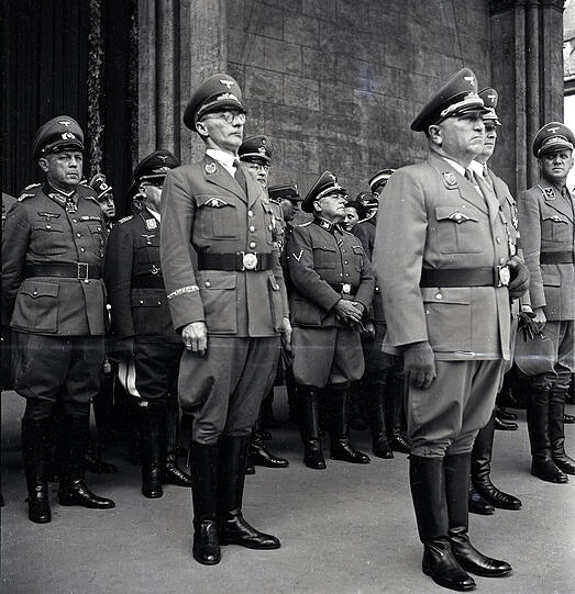 Bürgermeister Herbert Fiehler (links) posiert vor der Feldherrnhalle.