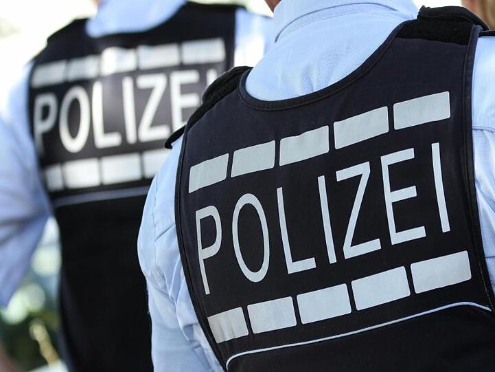 In Polizei-Westen gekleidete Polizisten. Foto: Silas Stein/Archiv