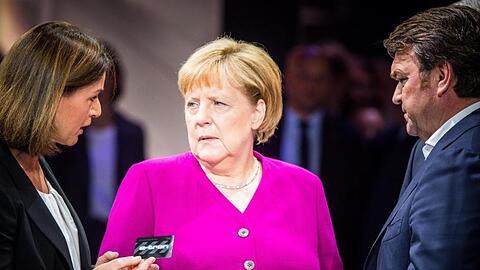 Hildegard Wortmann, Vorstand Audi, Bundeskanzlerin Angela Merkel (CDU) und Audi-Chef Bram Schot beim Eröffnungsrundgang auf der IAA am Stand von Audi.