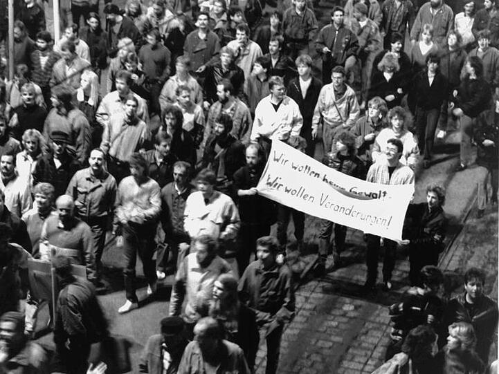 Montagsdemonstration in Leipzig am 9. Oktober 1989: "Wir wollen keine Gewalt! Wir wollen Veränderungen!".