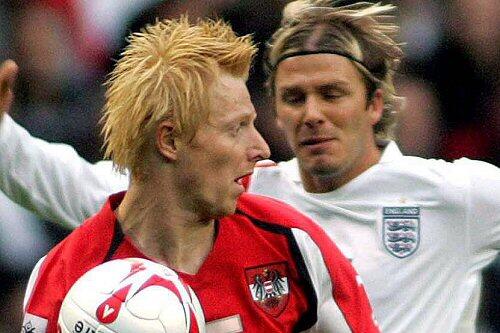 Andreas Ibertsberger (l.), hier gegen David Beckham, geht in die Provinz