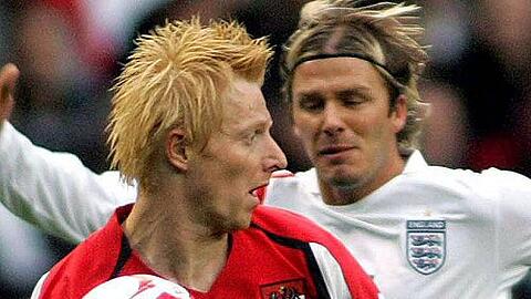 Andreas Ibertsberger (l.), hier gegen David Beckham, geht in die Provinz