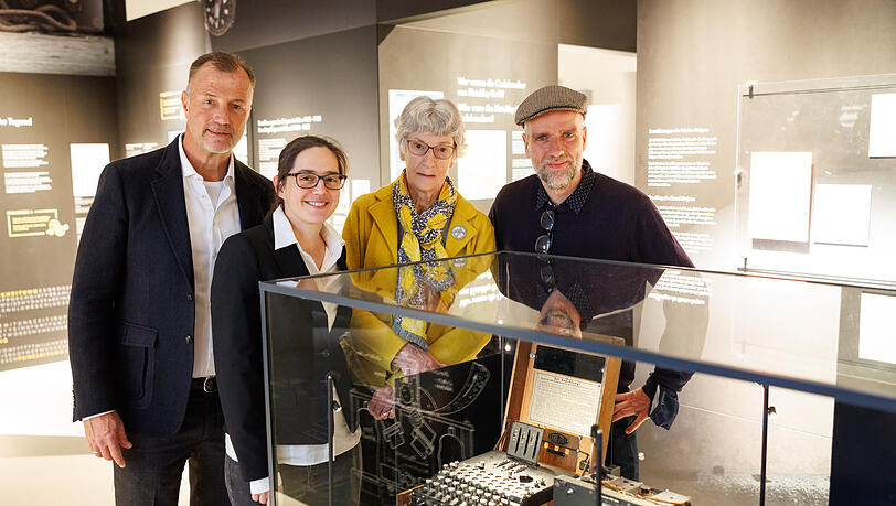 Menzers Enkel Andreas Langer (v.l.), Carola Dahlke, Kryptologie-Kuratorin des Deutschen Museums, Menzers Tochter Gudrun Jackson und Robert Jahn, Dokumentarfilmer und Journalist mit dem Chiffriergerät "Enigma", Vorgänger der "Hitlermühle" Menzers Enkel Andreas Langer (v.l.), Carola Dahlke, Kryptologie-Kuratorin des Deutschen Museums, Menzers Tochter Gudrun Jackson und Robert Jahn, Dokumentarfilmer und Journalist mit dem Chiffriergerät "Enigma", Vorgänger der "Hitlermühle"