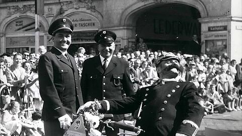 Bei einer Parade historischer Fahrzeuge am Stachus.