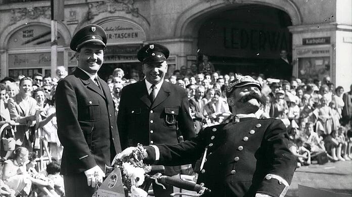 Bei einer Parade historischer Fahrzeuge am Stachus.