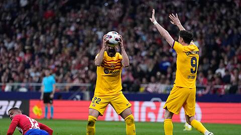 Barcelonas lkay Gündoğan (M) und Robert Lewandowski (r) ärgern sich über eine Schiedsrichterentscheidung.