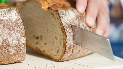 Verbraucher können das betroffene Bauernbrot der Sorte "Pfister Öko-Schranne" in der Verkaufsstätte zurückgeben. Der Kaufpreis werde in voller Höhe erstattet. (Symbolbild)