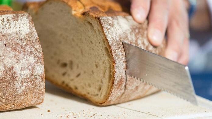 Verbraucher können das betroffene Bauernbrot der Sorte "Pfister Öko-Schranne" in der Verkaufsstätte zurückgeben. Der Kaufpreis werde in voller Höhe erstattet. (Symbolbild)