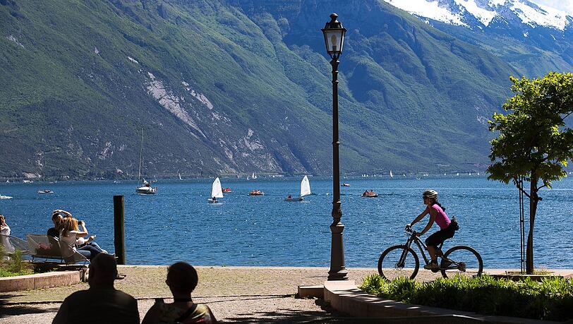 Das Seeufer in Riva del Garda: In der gesamten Region hoffen Hoteliers, dass im August noch mehr Urlauber kommen.