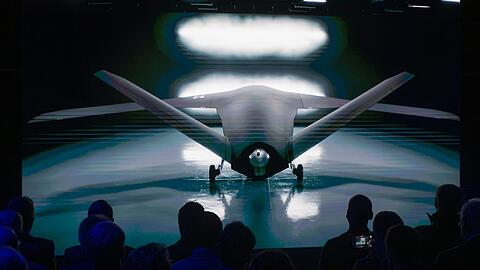 Boombranche: Das M&uuml;nchner R&uuml;stungsunternehmen Helsing pr&auml;sentiert das unbemannte Kampfflugzeug CA-1 Europa.