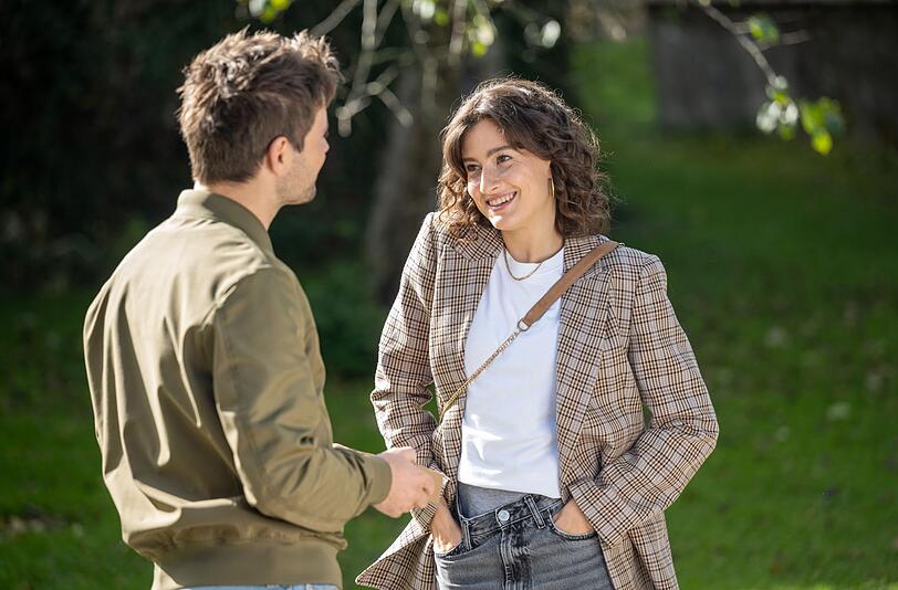 Adam (Philip Birnstiel) bittet Olivia (Soraya Bouabsa) um einen Gefallen.