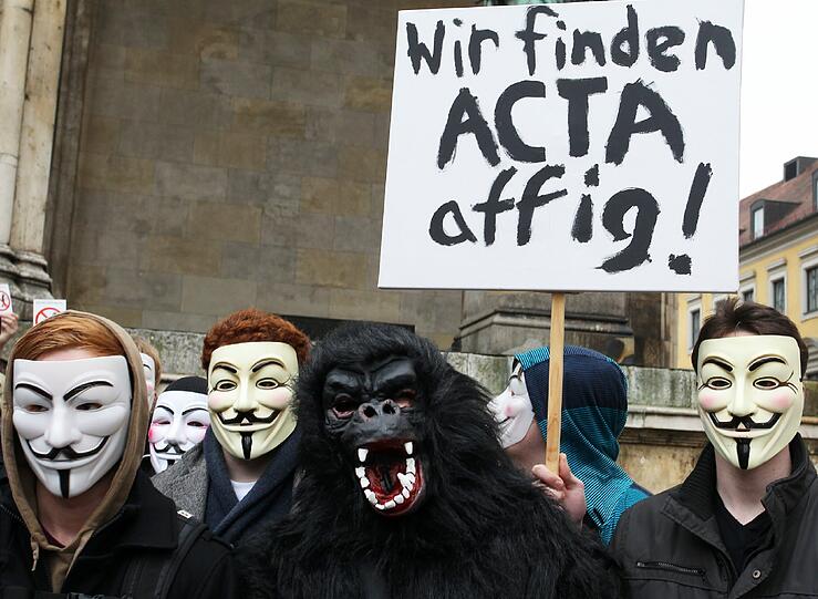 Affige Kostüme, witzige Plakate und viele Masken: Die Bilder von der Anti-ACTA-Demo in München