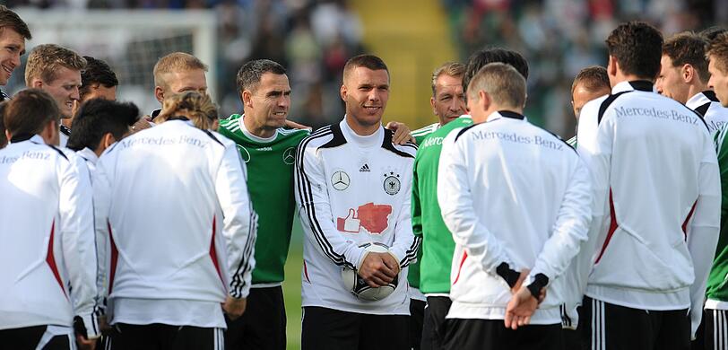 Die DFB-Elf trainiert im Lechia-Stadion und 11.000 Fans jubeln. Ein rauschender Empfang für Jogis Jungs. Die Bilder
