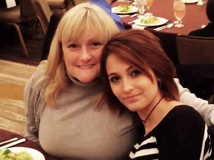 Paris Jackson mit ihrer Mutter Debbie Rowe auf Hawaii