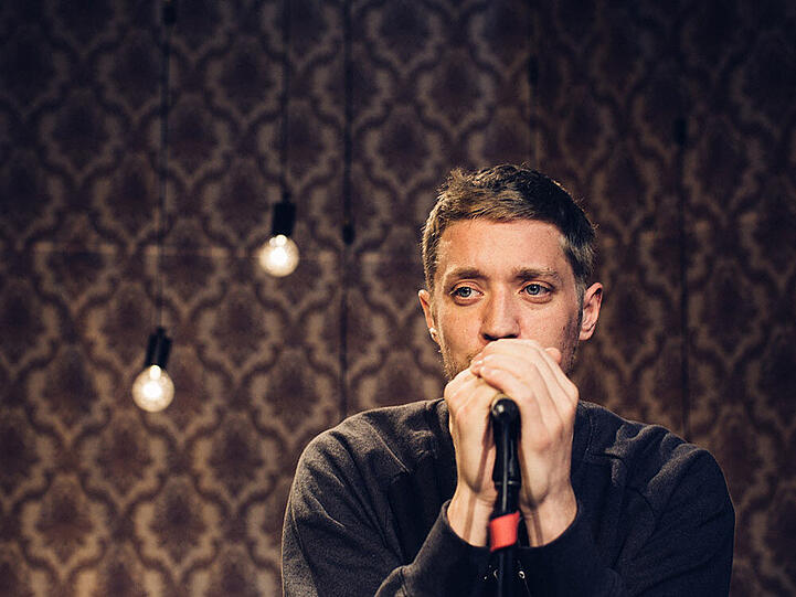 Maeckes ist ein deutscher Hip-Hop-Musiker, der als Rapper bei dem Stuttgarter Independent-Label Chimperator Productions unter Vertrag steht