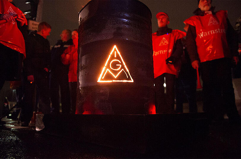 Beschäftigte der Nachtschicht des Mercedes-Benz Werkes in Marienfelde sowie anderer Unternehmen stehen auf der Straße vor den Werkstoren und streiken.