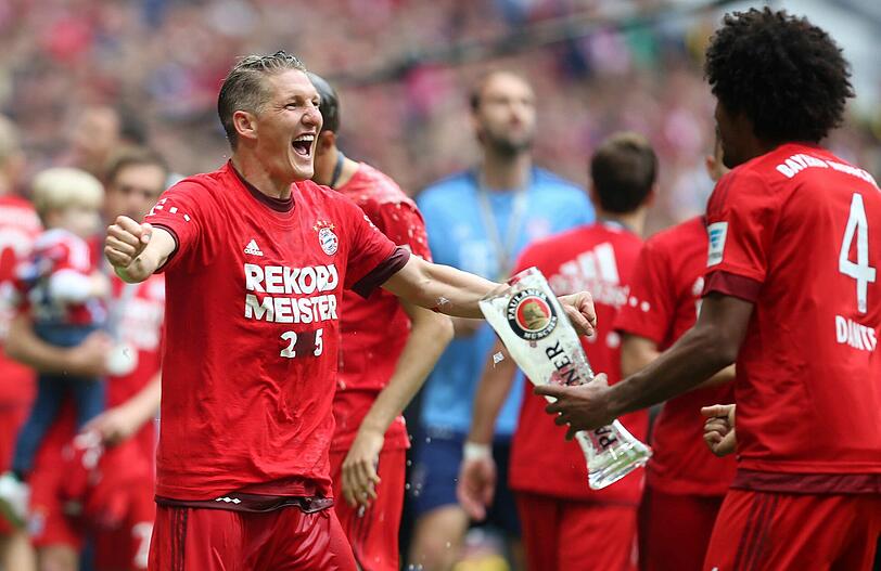 Konfetti, Bierduschen und Meisterschale: Die besten Bilder von der Bayern-Party aus der Allianz Arena!