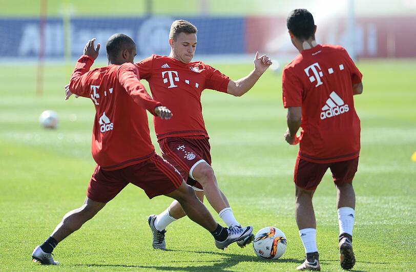 Douglas Costa, Joshua Kimmich und Thiago (von links).