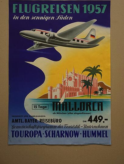 1957 ist Mallorca so beliebt wie
heute: 449 Mark kostet eine 15-tägige Pauschalreise aus München dorthin, wie man hier lesen kann.
