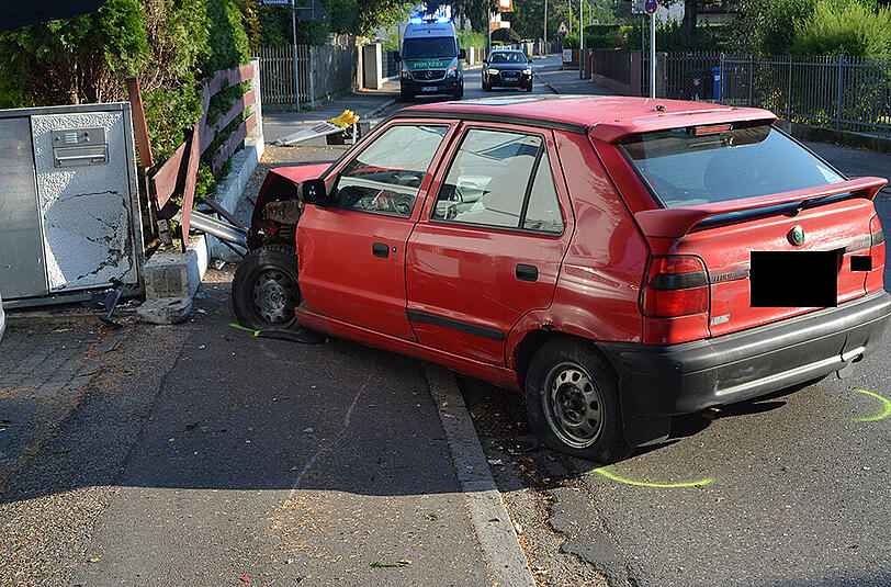 Vollkommen demoliert steht der Skoda am Eck einer Einfahrt in der Feldbergstraße. Hier endete die irre Suff-Fahrt.
