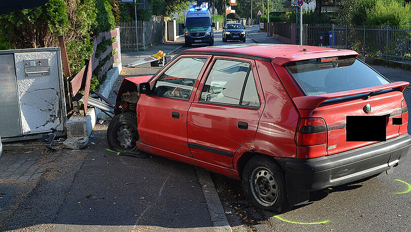 Vollkommen demoliert steht der Skoda am Eck einer Einfahrt in der Feldbergstraße. Hier endete die irre Suff-Fahrt. Vollkommen demoliert steht der Skoda am Eck einer Einfahrt in der Feldbergstraße. Hier endete die irre Suff-Fahrt.