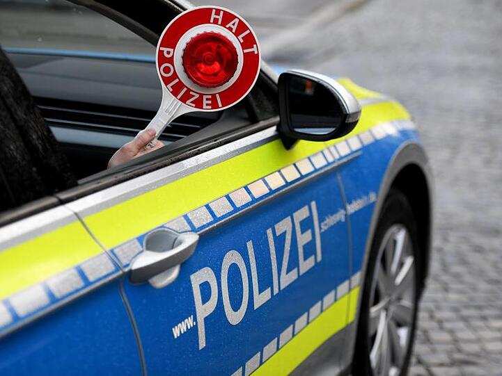 Eine Haltekelle wird aus einem Streifenwagen der Polizei gehalten. Foto: Carsten Rehder/dpa/Archivbild